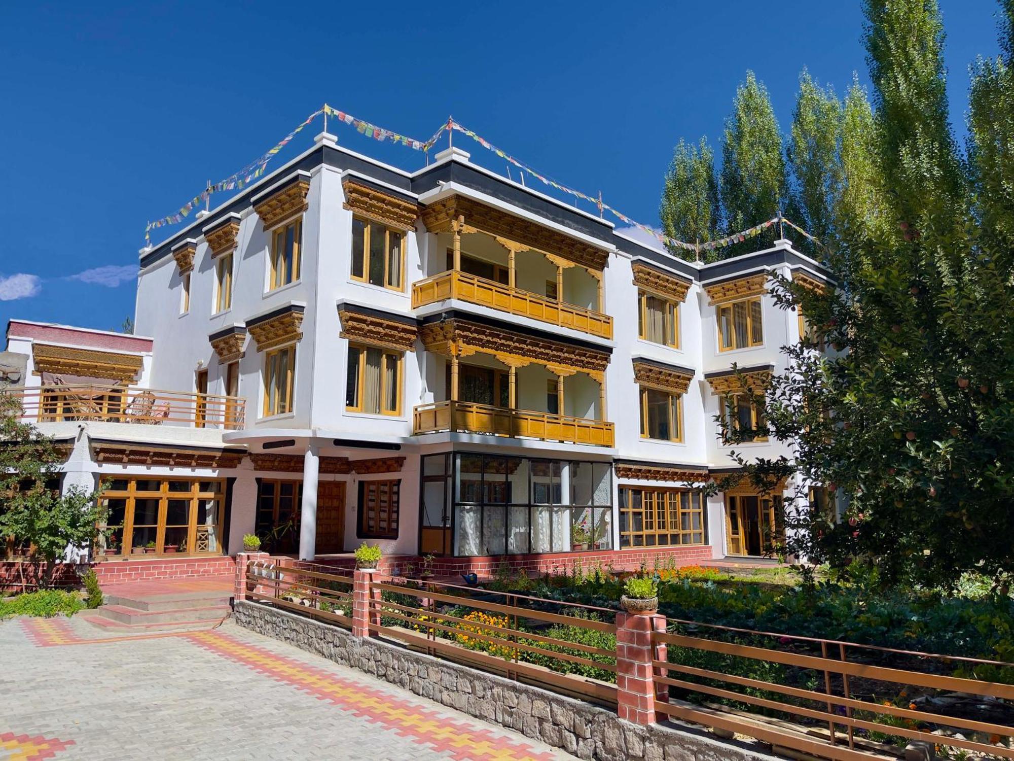 Отель Rock Castle Residency Лех Экстерьер фото
