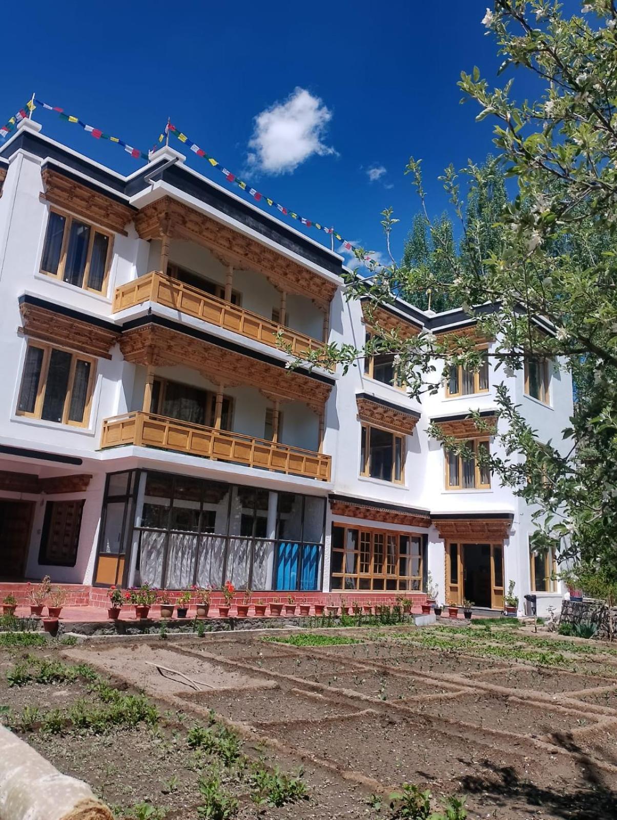 Отель Rock Castle Residency Лех Экстерьер фото